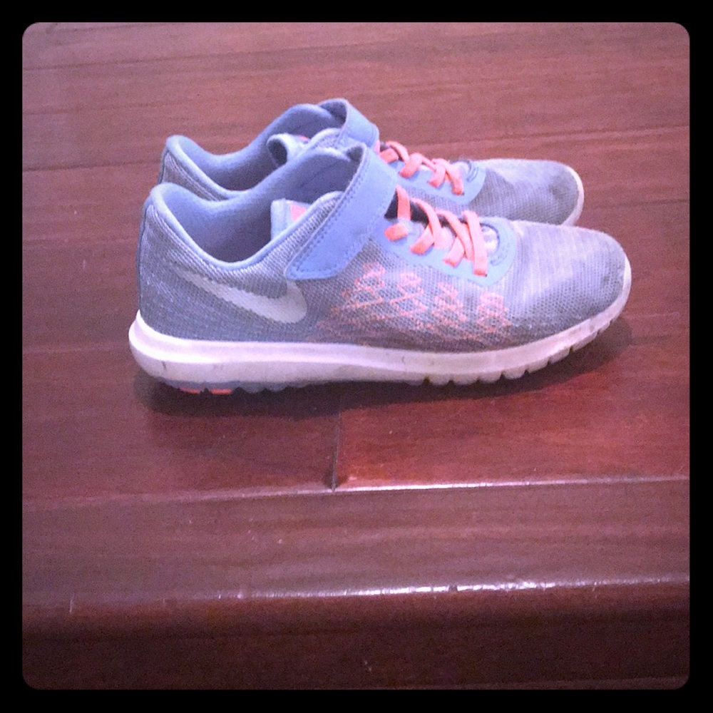 Girls blue nike sneakers. Orange laces